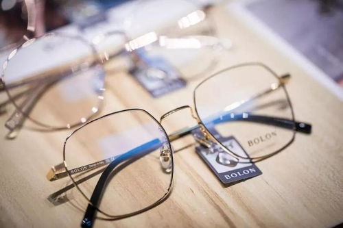 卖眼镜是门好生意,利润是成本的10倍,中国公司3年吸金14亿