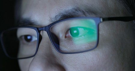 玩电子产品和看书,哪个更容易导致孩子近视