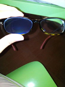 新配了一副青少年近视控制眼镜,拿到后戴上总是感觉两边镜片透过的光线不一,用手机闪光灯拍照呈现如图情